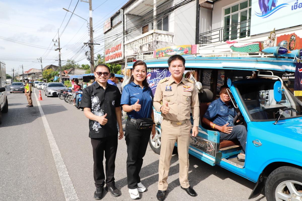 พังงา-ผู้ว่าพังงาร่วมแห่รถพุ่มพวง &ldquo;ไทยช่วยไทย&rdquo; ขายสินค้าราคาประหยัด ช่วยประชาชนลดค่าครองชีพ กระตุ้นเศรษฐกิจท้องถิ่น