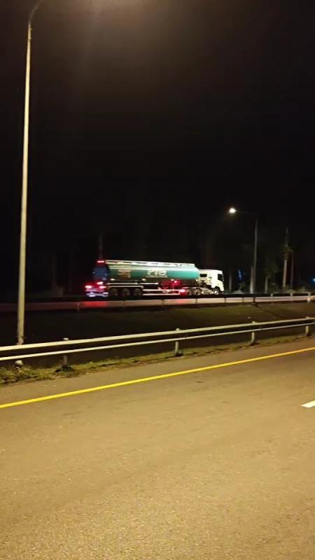 ปตท.น้ำแคบ รถกำลังลงน้ำมัน และ PT น้ำแคบ รถกำลังลงจอด #จังหวัดนครศรีธรรมราช 20:45น.