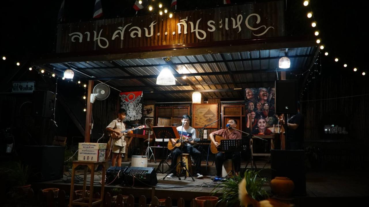 ปักหมุด “ตลาดเดินดง” สีสันยามเย็นหนองบัวระเหว