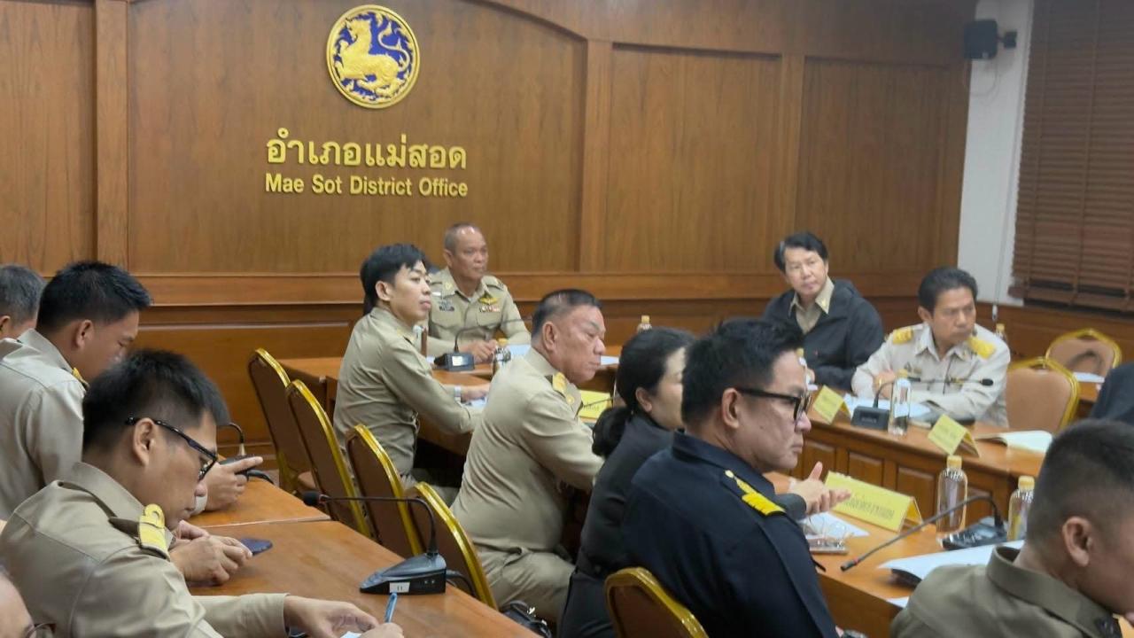 อำเภอแม่สอด เดินหน้าแก้รถติดหน้าสะพานไทย&ndash;เมียนมา แห่งที่ 1 ทางหลวง เตรียมตีเส้น&ndash;ติดป้ายจัดระเบียบจุดจอดรถ พร้อมหารือขนส่งแก้ปัญหารถตู้เมียนมารับจ้างในไทย