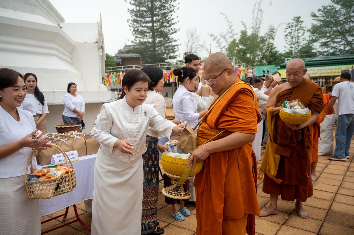 แม่ฮ่องสอนเชิญชวนวันธรรมสวนะ ครอบครัวหิ้วตะกร้า ศรัทธาอิ่มบุญ อุดหนุนชุมชน