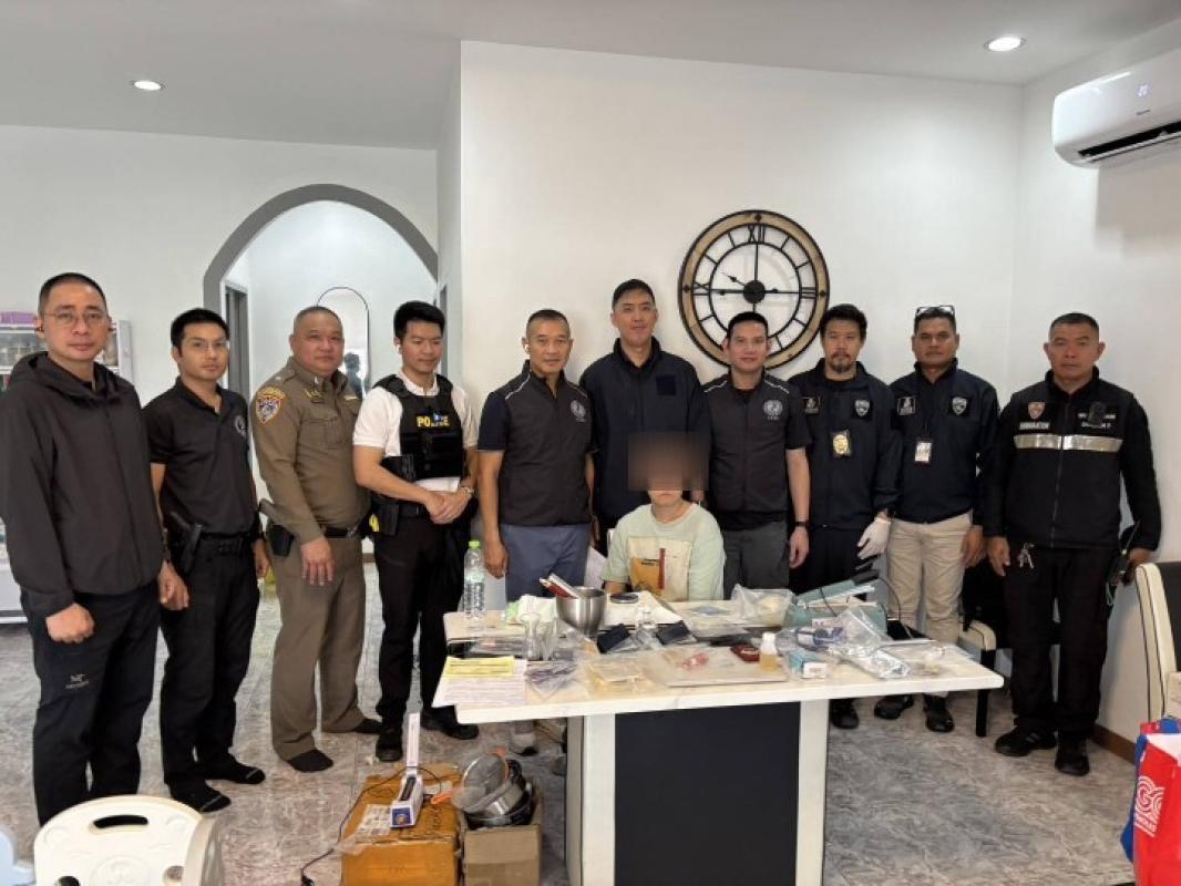 ปคบ.บุกทลายจับ! "หนุ่มจีน" แล็บยาเสพติดลับ กลางพัทยา พร้อมตรวจยึดสูตรยาอีแต่งกลิ่นขนม เตรียมส่งออกต่างประเทศ