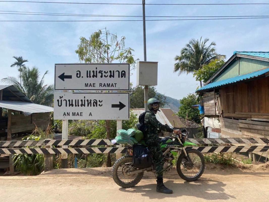 ถนนชีวิต “สัสดีอำเภอแม่ระมาด” ทหารเดินป่า ส่งน้ำใจถึงเด็กดอยบ้านห้วยหมาบ้า
จากคนพื้นราบ สู่รอยยิ้มเด็กดอย — ฝ่าถนนลำบาก นำสิ่งของจำเป็นและผ้าห่มส่งต่อความห่วงใยถึงชุมชนห่างไกล