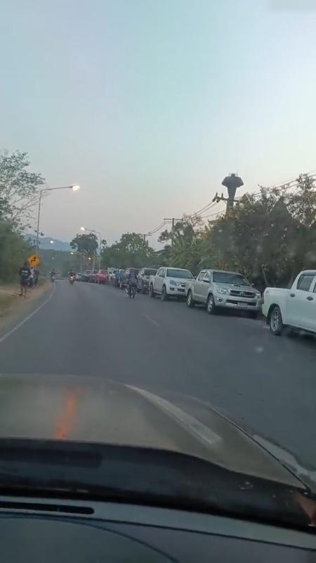 บรรยากาศรอเติมน้ำมันวิกฤตน้ำมันขาด