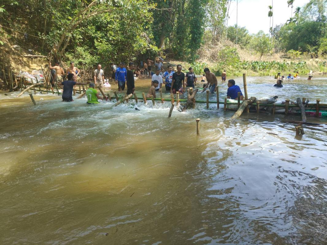 ตรัง ชื่นชมผู้ใหญ่บ้านนำชาวบ้านทำฝายน้ำล้นสูบน้ำทำประปาหมู่บ้านสู้ภัยแล้ง