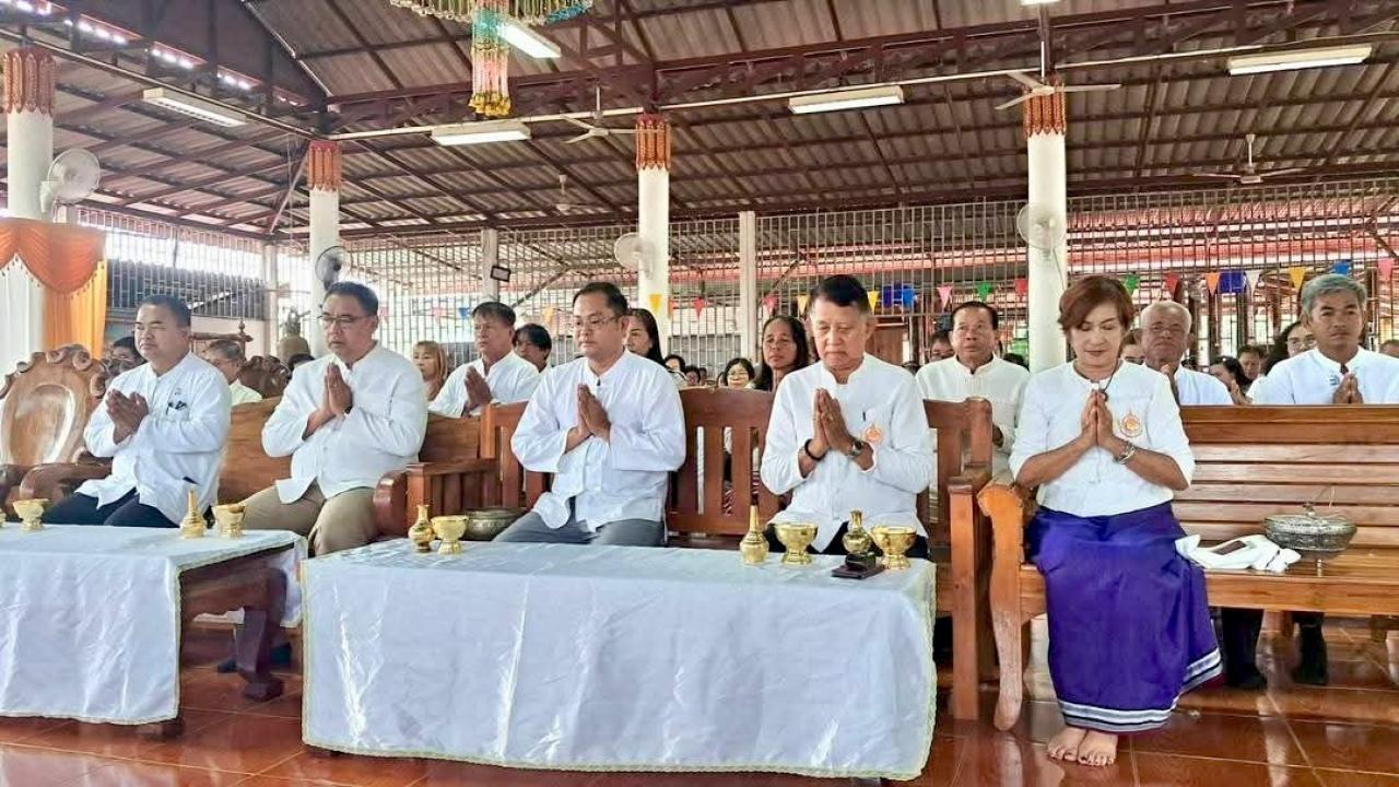 อ.น้ำปาด จัดพิธีทำบุญตักบาตร โครงการ “นายอำเภอพาเข้าวัด ประจำปี 2569                