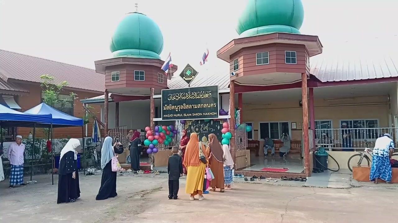 ชาวไทยมุสลิมกว่า 400 คนนำครอบครัวเข้าร่วมละหมาดทำบุญเฉลิมฉลองวันตรุษอีดิ้ลฟิตรี่ฮ์