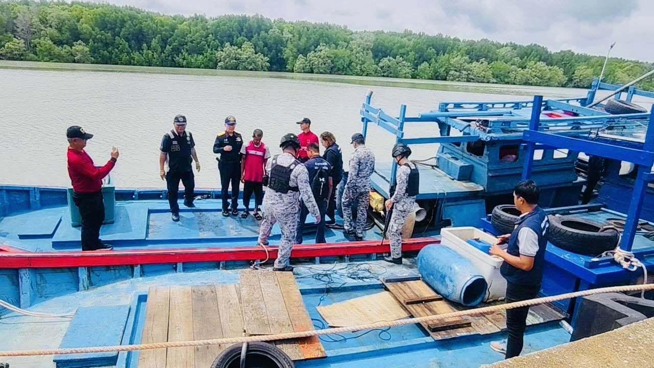 สรรพสามิตรสตูลมัดรวม ออกโรงจับน้ำมันเถื่อน