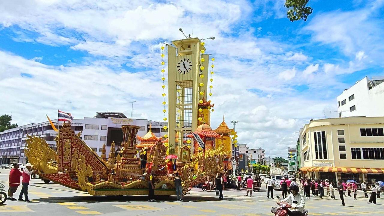 พุทธศาสนิกชนชาวตรังพร้อมเพรียงตักบาตรเทโววันออกพรรษา 69 คึกคักพลังศรัทธาขบวนลากเรือพระ 82 ลำมุ่งสนามทุ่งแจ้ง อบจ.ตรัง จัดใหญ่ ประกวดชิงถ้วยพระราชทานกรมสมเด็จพระเทพฯ