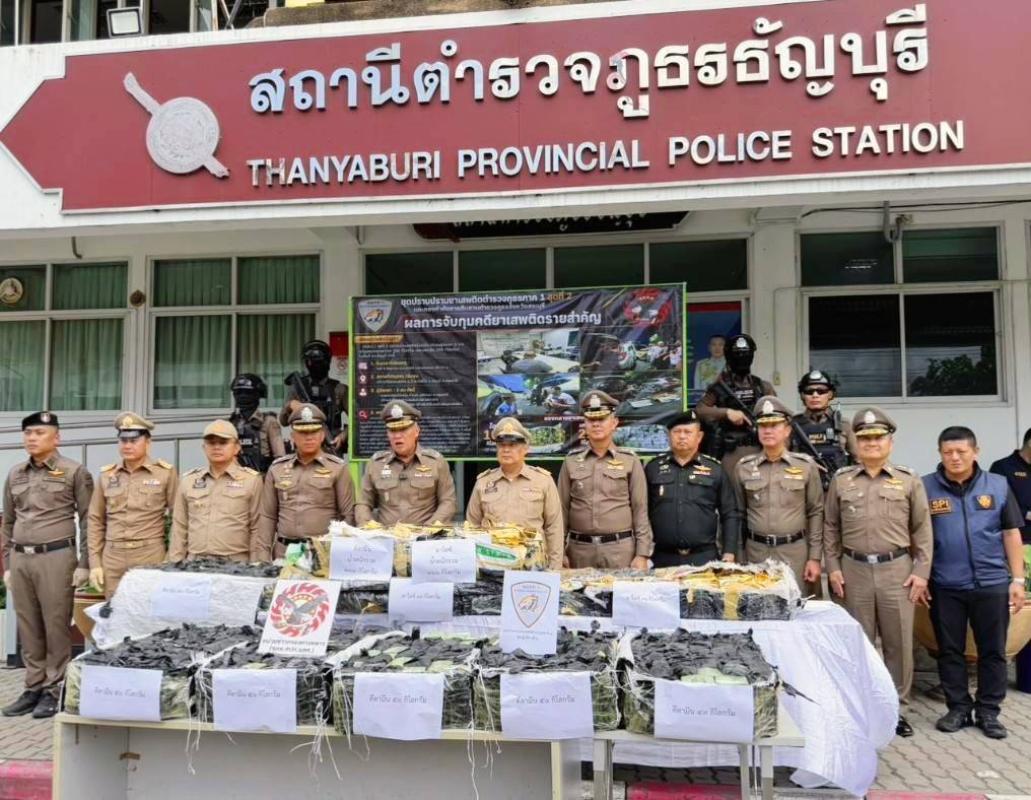  ผบช.ภ.1 พร้อมผู้ว่าฯปทุมฯร่วมแถลงข่าวโชว์ผลงานการจับกุมยาเสพติดเครือข่ายทีมลำเลียงยาเสพติด