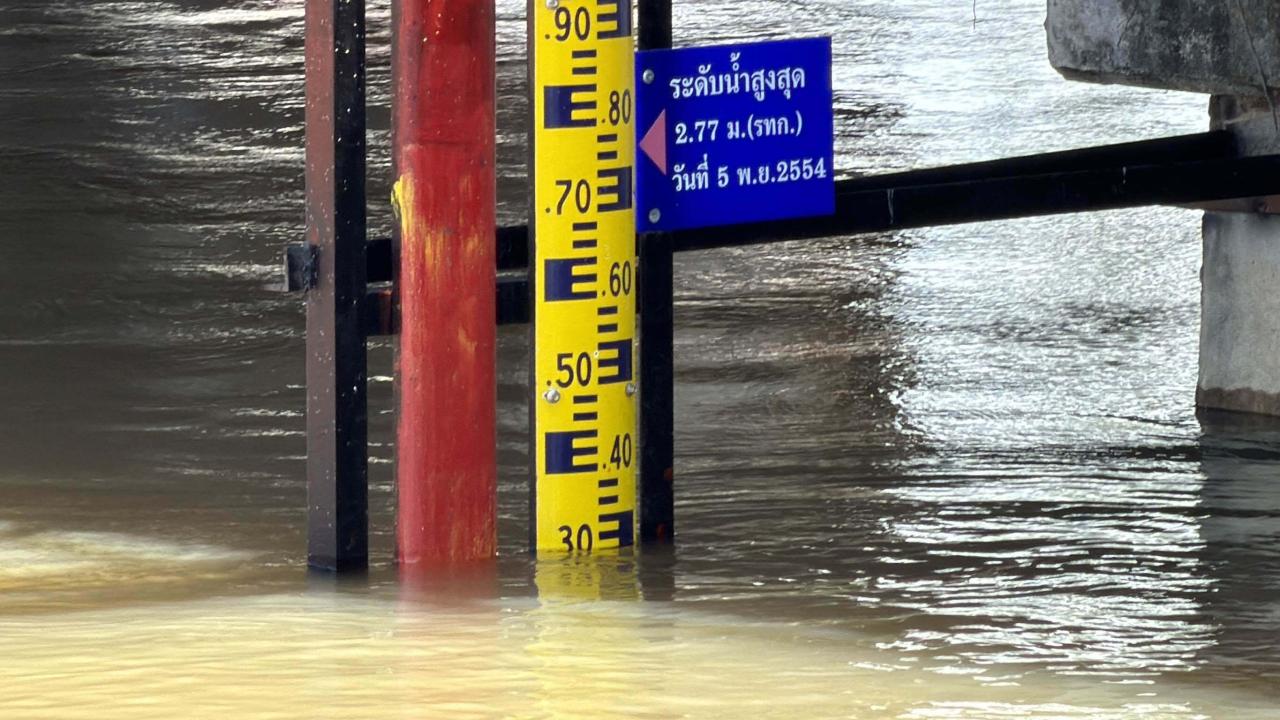 ระดับน้ำท่าจีนลดเล็กน้อย แต่ชุมชนฝั่งตลาดเก่าต้นสนยังได้รับผลกระทบ น้ำล้นตลิ่ง
