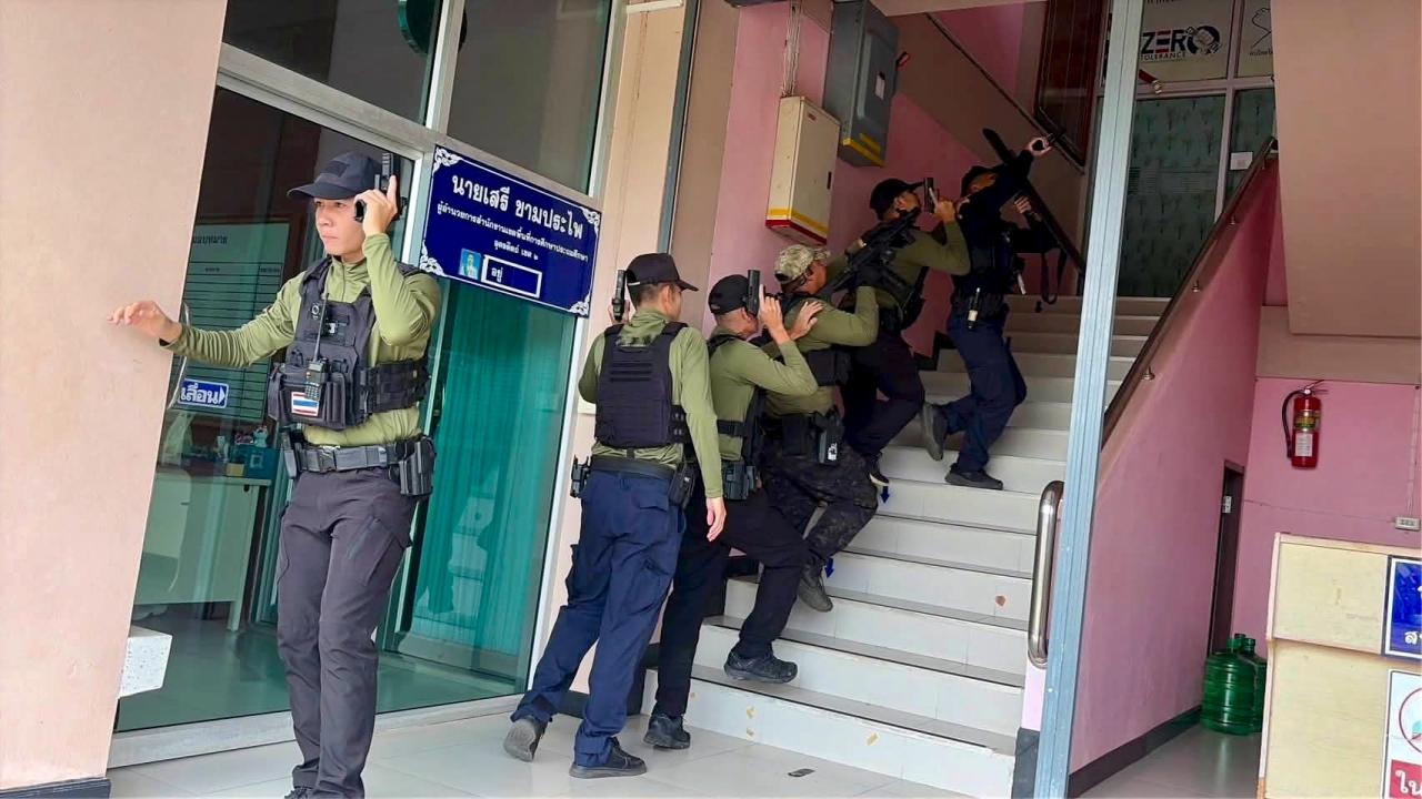 หนี ซ่อน สู้! สภ.น้ำปาด นำทีม Six Man ติวเข้มซ้อมแผนรับมือกราดยิง (Active Shooter) ณ สพป.อุตรดิตถ์ เขต 2