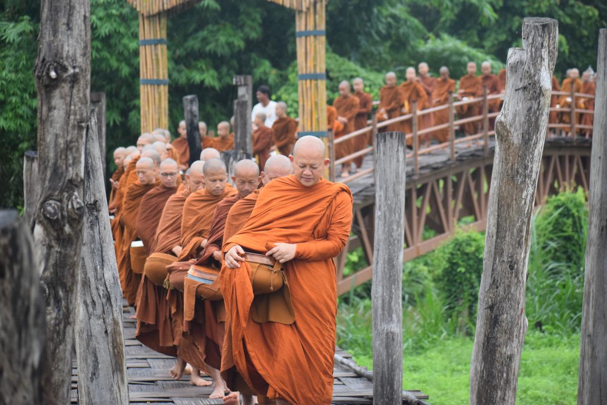 พุทธศาสนิกชนร่วมตักบาตรบนสะพานซูตองเป้ เนื่องในวันเข้าพรรษา วัดภูสมณาราม  60 รูป