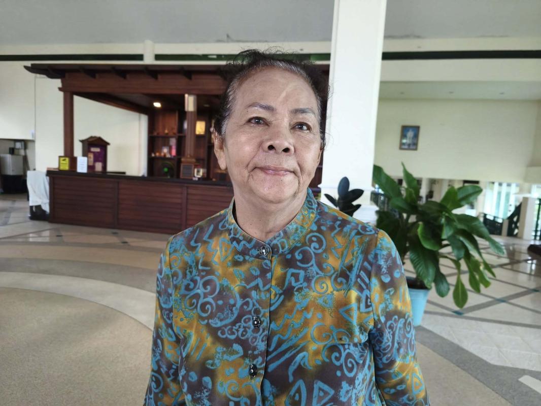 พังงา- ผู้ประกอบการท่องเที่ยวย่านเขาหลักร้องไฟฟ้าหาดคึกคักดับบ่อย เหตุไม่ดูแลสายส่ง กิ่งไม้หักโค่นทับสายไฟเป็นประจำ ทำต้นทุนค่าน้ำมันเครื่องปั่นพุ่ง วอนเร่งตัดแต่งต้นไม้ป้องกันปัญหา