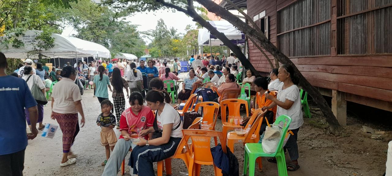แห่เทียนเข้าพรรษา ตำบลโคกขมิ้น 20 หมู่บ้าน ที่วัดศรีสว่าง บ้านขอนยาง วังสะพุงจังหวัดเลย ชาวบ้านร่วมทำบุญ แน่นวัด