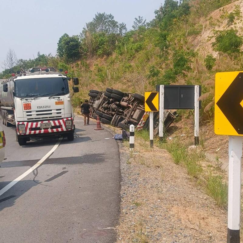 รถน้ำมันคว่ำ ถนนปอน-ห้วยโก๋น