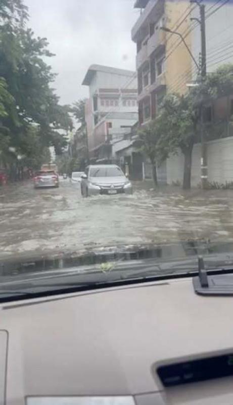 เส้นทางถนนวังหิน-พหลโยธิน ระดับน้ำยังคงท่วมสูงประมาณล้อรถยนต์ แนะหลีกเลี่ยงเส้นทาง 