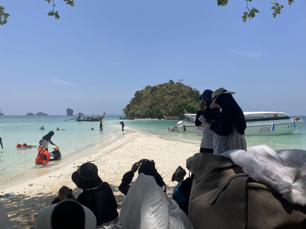 กระบี่:ผลกระทบวิกฤตน้ำมันส่งผล ชาวไทยมุสลิมชายแดนใต้เที่ยวน้อยลงจากปกติทุกปี  รายงานพิเศษ: อ่าวนางเงียบเหงา