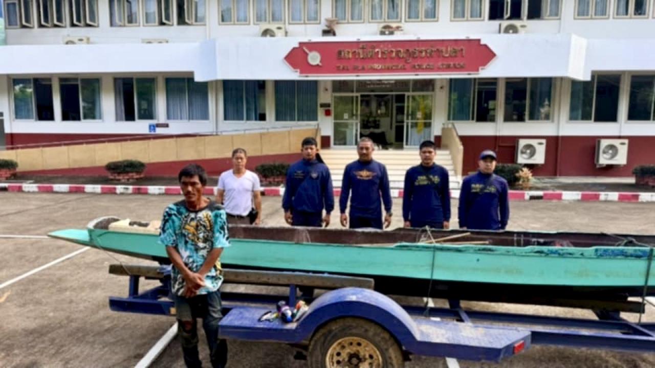 บุกจับระทึกกลางอ่างเก็บน้ำ! รวบคาเรือช็อตปลาฤดูวางไข่ แถมพกยาบ้าอีกไม่รอด!