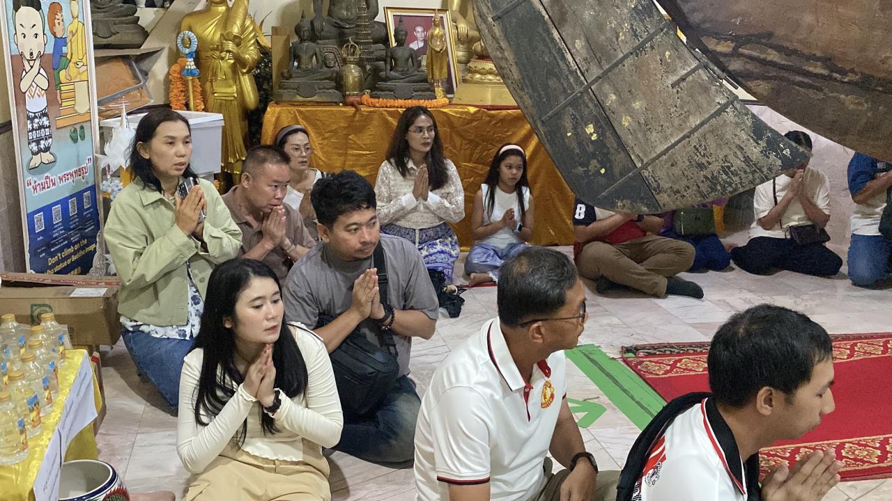 พิษณุโลก &ndash;  หยุดยาวเข้าพรรษาสายบุญแห่ทำบุญวัดราชบูรณะ-เจิมมือรับสิริมงคล 