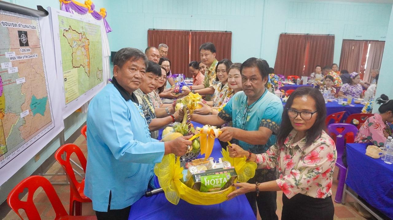 อบต.ผาบ่อง แม่ฮ่องสอน จัดกิจกรรมรดน้ำดำหัวผู้ใหญ่