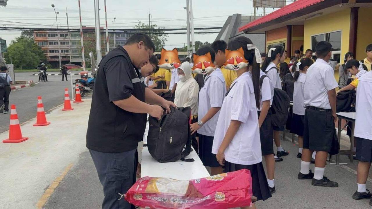 >>> โพสต์ขู่กราดยิงสะเทือนโรงเรียนดังอ่างทอง! ครู-นักเรียนผวา ระดมตรวจเข้มรับมือ <<<