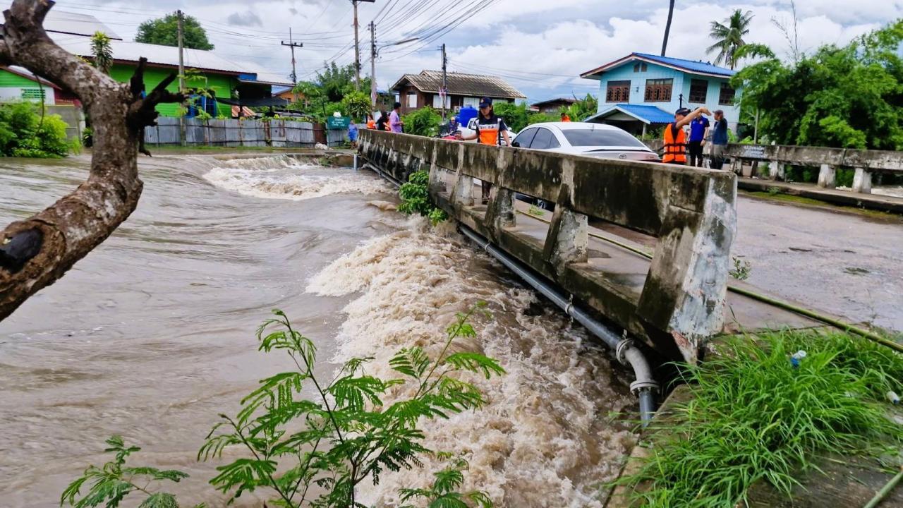 ฝนตกหนักอำเภอโคกสำโรง กระทบร้อยกว่าครอบครัว