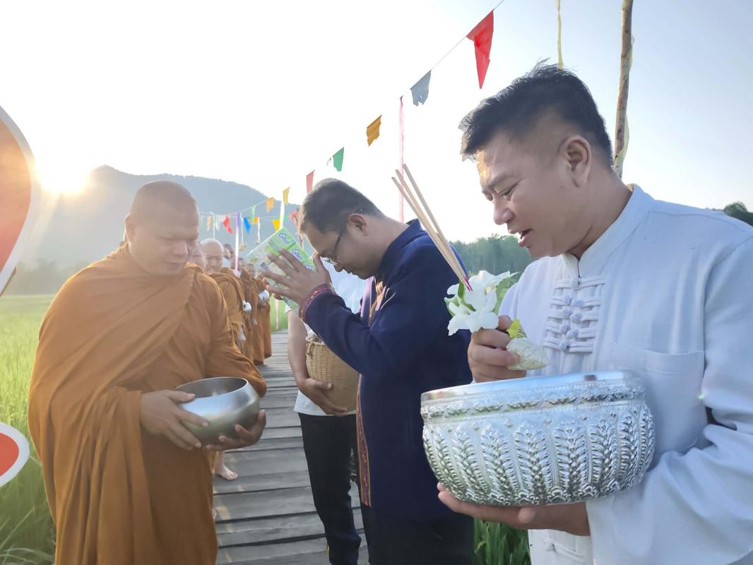 ชาวน้ำปาดร่วมใจ ตักบาตรข้าวสารอาหารแห้ง “สะพานไม้ภูช้างน้อย” กระตุ้นท่องเที่ยว-ชูเศรษฐกิจชุมชนพอเพียง
