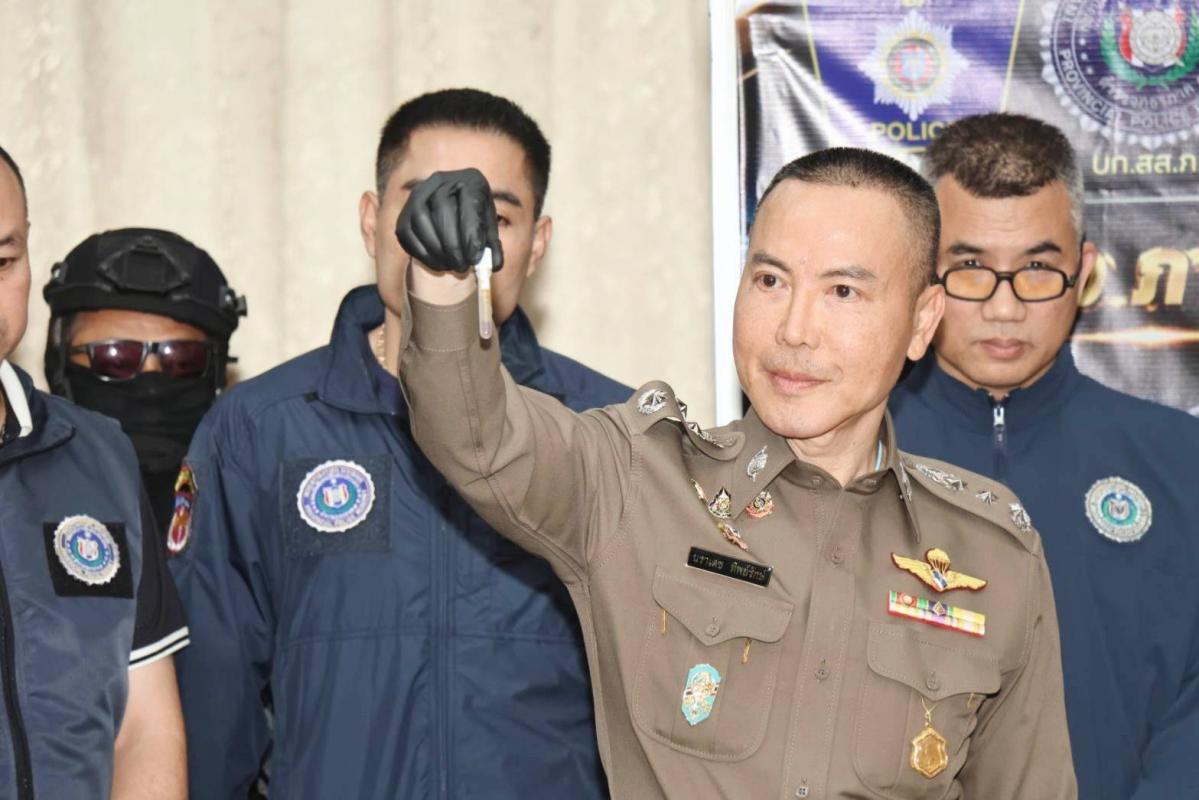 ตำรวจภูธรภาค ๑ แถลงข่าวการจับกุมยาเสพติดรายสำคัญเครือข่ายลำเลียงยาเสพติด "นักบิน หนองแค"ของกลาง ยาไอซ์ ๒๘๔ กิโลกรัม มูลค่าประมาณ ๙๐ ล้านบาท