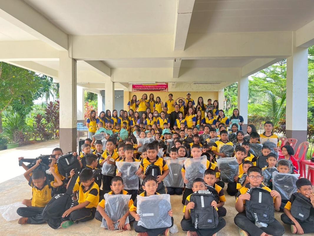 นักศึกษาหลักสูตรการจัดการ มทร.ศรีวิชัย จัดกิจกรรม CSR &ldquo;เด็กการจัดการจุ้นจ้าน สานฝันน้อง&rdquo; ส่งมอบกระเป๋านักเรียนและหนังสือให้น้อง ๆ โรงเรียนบ้านในปง