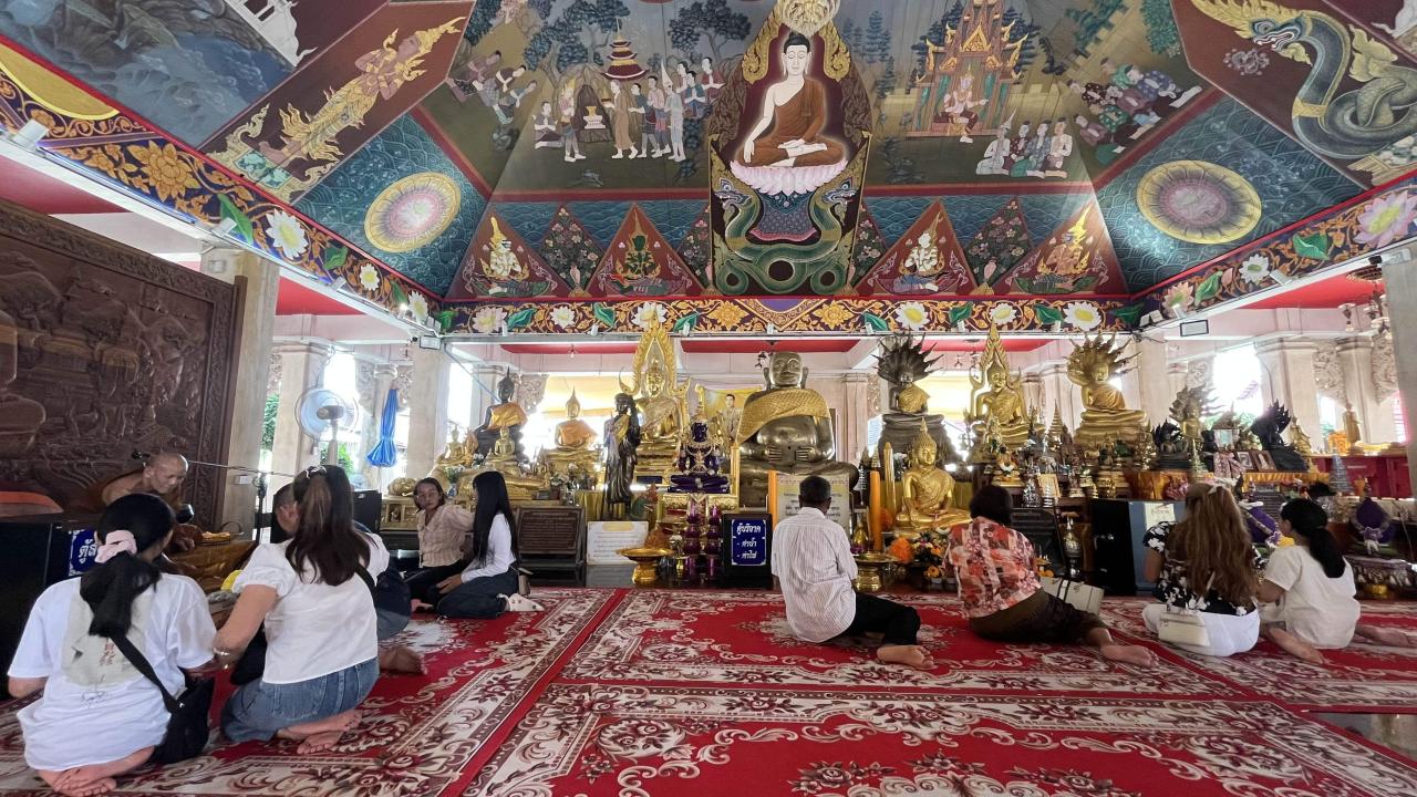 บูชาและสักการะพระธาตุหล้าหนอง จ.หนองคาย 