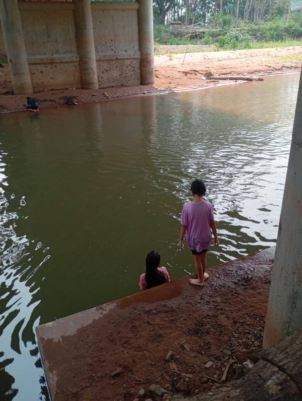 เด็กเล่นน้ำน่าน