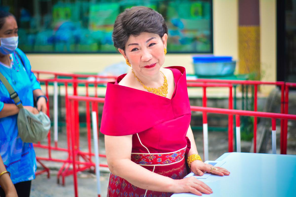 ครอบครัวพาณิชย์พิศาล ร่วมกับ ชมรมโฮปฯ จัดกิจกรรมบริจาคข้าวสาร-อาหารแห้ง 2,000 ชุด เนื่องในวันคล้ายวันเกิด คุณแม่ธัญยธรณ์ พาณิชย์พิศาล ประธานกิตติมศักดิ์ชมรมโฮปสะพานบุญแห่งความหวังศรัทธา      ชมรมโฮปสะพานบุญแห่งความหวังและศรัทธา เดินหน้าส่งต่อความช่วยเหลือสู่สังคม จัดกิจกรรมบริจาคข้าวสารและอาหารแห้งจ