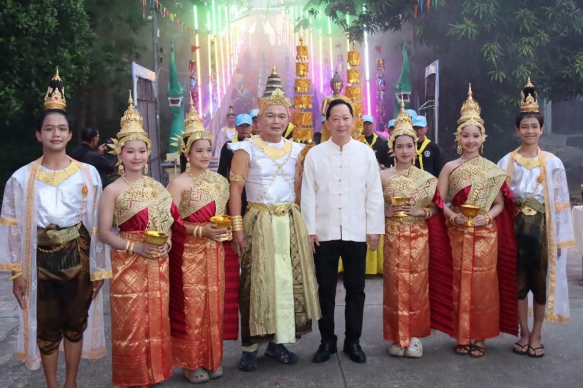 เมืองตากเปี่ยมศรัทธา! ชาวพุทธแห่ตักบาตรเทโว วัดเชียงทอง เปิดนรก–สวรรค์ จุดพลุเปิดขบวน เทวดา–นางฟ้า–ยมทูตนำหน้าพระสงฆ์ สืบสานประเพณีออกพรรษา