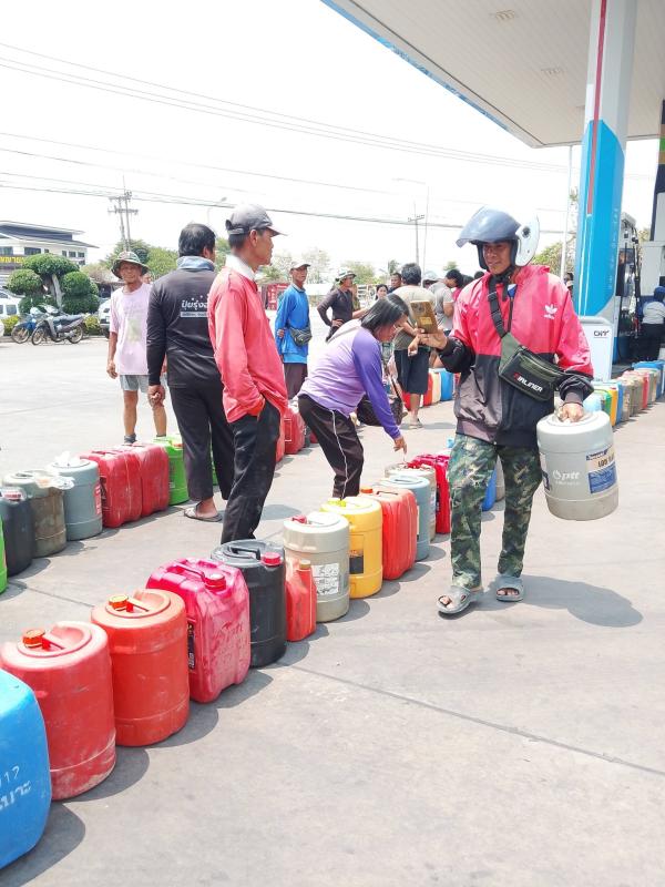 แห่ต่อคิวเติมน้ำมันแน่น จ.ร้อยเอ็ด 