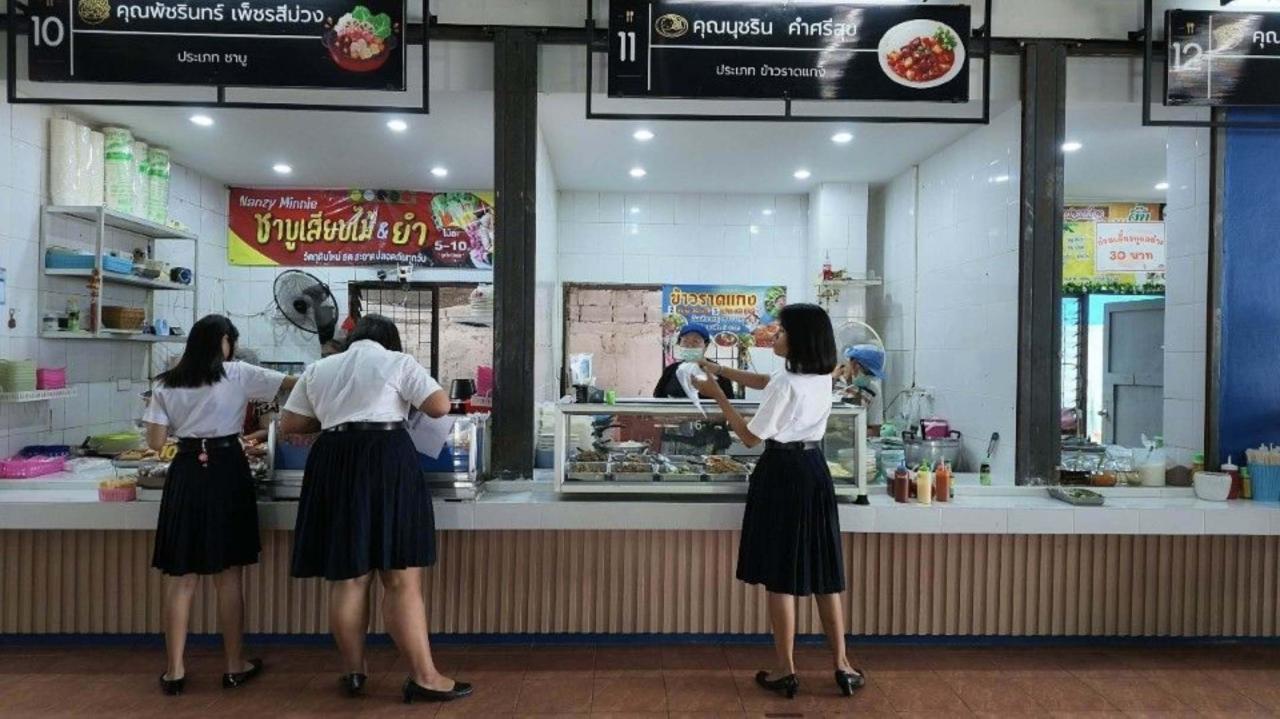 &rdquo; ไทยช่วยไทย วิทยาลัยฯ ช่วยผู้ปกครอง &ldquo; ผู้อำนวยการวิทยาลัยเทคนิคอ่างทอง พาเยี่ยมชมโรงอาหาร เน้นอาหารคุณภาพ ราคาประหยัด เริ่มต้นเพียง 25 บาท ช่วยลดภาระผู้ปกครอง <<<