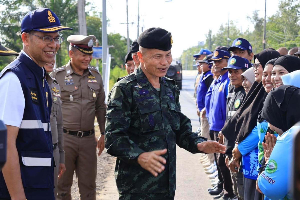 พ่อเมืองสตูลต้อนรับแม่ทัพภาค4 ส่งกำลังเดินทางปลอดภัยปีใหม่ไทย