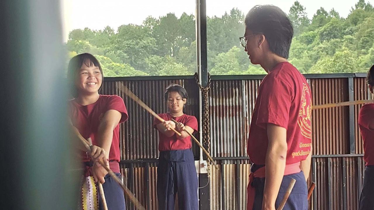 เยาวชนชาติพันธุ์ลัวะบนดอยบ่อหลวง ใช้วันหยุดเรียนสืบสานศิลปะฟ้อนดาบฟ้อนเจิง ปีที่ 2