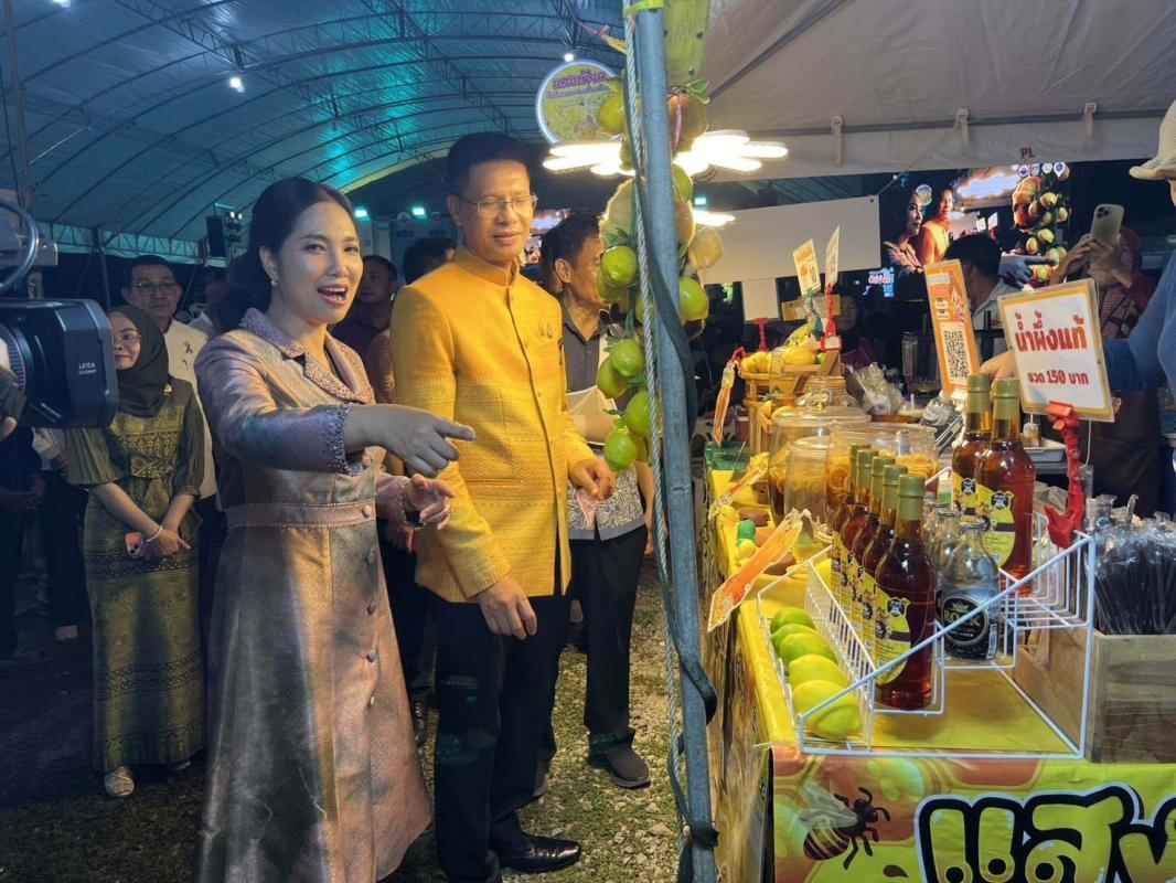 พ่อเมืองสตูลควงนายกเหล่ากาชาด เปิดงาน ของดีวิถีสโตย