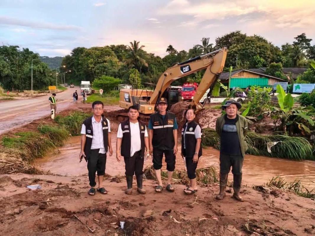 พบพระ น้ำป่าไหลหลาก ท่วมถนนสาย 1090 ทะลัก เข้าบ้านเรือนประชาชน ขณะที่น้ำตกพาเจริญแดงขุ่น อำเภอ–อบต.เร่งช่วยเหลือ เตือนประชาชนเฝ้าระวัง