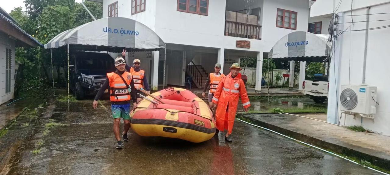 ตาก – อุ้มผาง สถานการณ์ฝนตกและน้ำท่วมในพื้นที่อำเภออุ้มผาง จังหวัดตาก ส่งผลกระทบต่อประชาชนในบางพื้นที่ ล่าสุดฝ่ายปกครองอำเภออุ้มผางเ