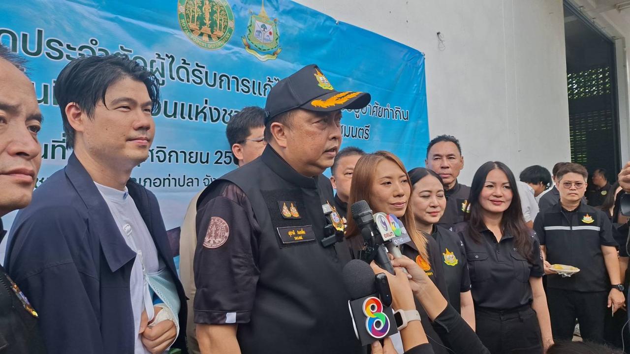 ชาวอุตรดิตถ์ สุดปลื้ม นายกอนุทิน สั่ง รมว. สุชาติ มอบสมุดทำกิน ในป่าสงวน พร้อมมอบใบอนุญาต เกษตรกร หญิง ตัดไม้พื้นที่ คทช. ขายได้เป็นรายแรก