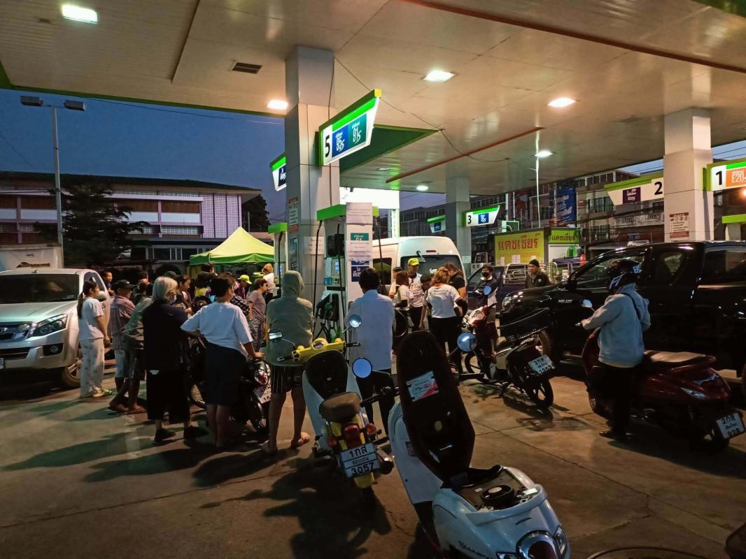 เชียงใหม่-ประชาชนนำรถมารอเติมน้ำมันตั้งแต่เช้ามึด