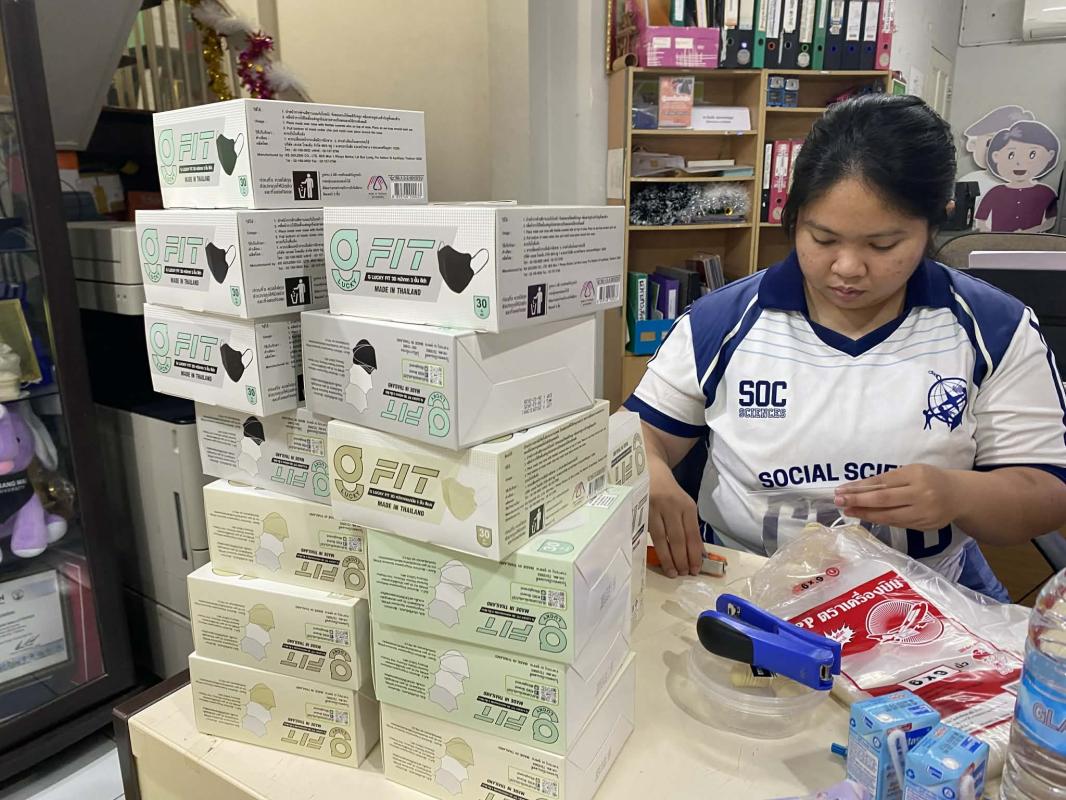 มูลนิธิพัฒนางานผู้สูงอายุกำลังเร่งจัดสรรหน้ากาก N95 เพื่อนำไปแจกจ่ายให้แก่ผู้สูงอายุและอาสาสมัครในชุมชน