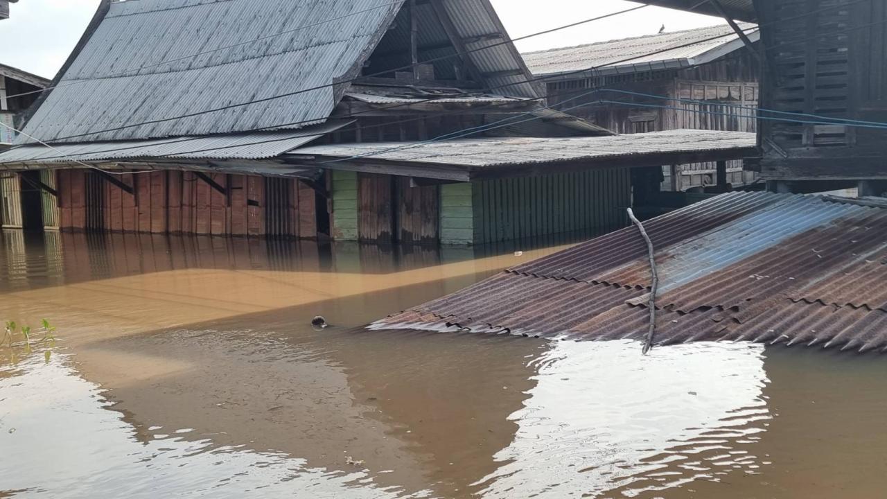 ชาวบ้านบางชะนีระทบหนัก น้ำท่วมพื้นบ้านไม่มีที่จะอยู่