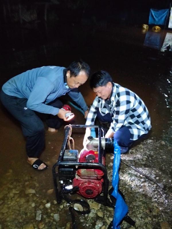 นายก อบต.รวมไทยพัฒนา ลงพื้นที่ช่วยชาวบ้านหลังน้ำทะลัก
