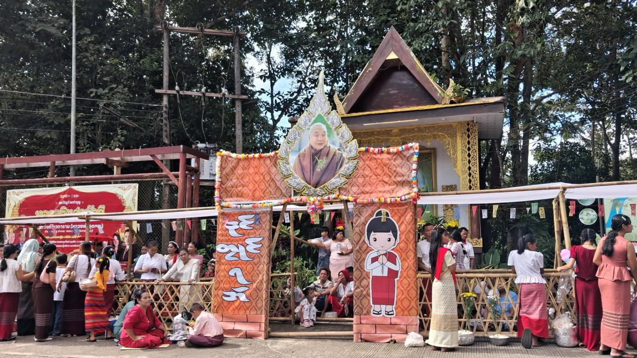 กาญจนบุรีสุดคึกคัก! ศรัทธาหลั่งไหลร่วม &ldquo;ตักบาตรเทโวสังขละบุรี&rdquo; ตื่นตาซุ้มไม้ไผ่ยาว 700 เมตร สืบสานประเพณีล้ำค่าแห่งเมืองสามวัฒนธรรม