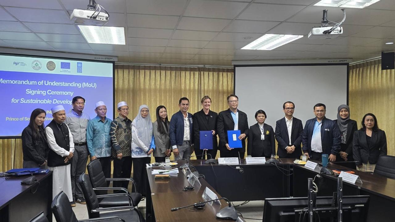 มหาวิทยาลัยสงขลานครินทร์ (ม.อ.) วิทยาเขตปัตตานี ร่วมกับ โครงการพัฒนาแห่งสหประชาชาติ (UNDP) ลงนามบันทึกความเข้าใจ (MOU) มุ่งยกระดับศักยภาพบุคลากรทางการศึกษาและชุมชนในจังหวัดชายแดนภาคใต้ พร้อมขับเคลื่อนเป้าหมายการพัฒนาที่ยั่งยืน (SDGs) สู่สถานศึกษาที่มีนักเรียนรวมกว่า 2 แสนคน  