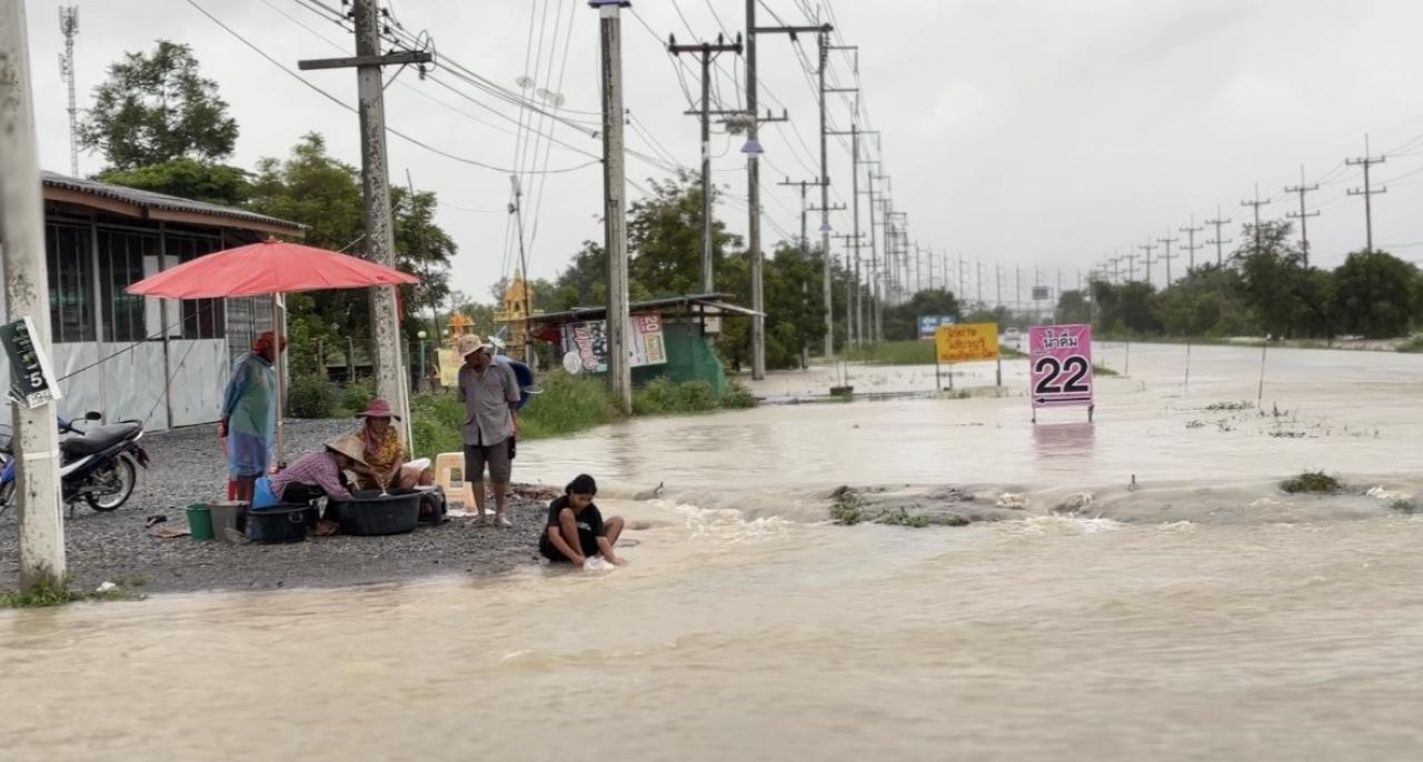  อำเภอห้วยกระเจา ยังวิกฤต! ฝนยังตกต่อเนื่อง น้ำท่วมหนัก ชาวบ้านออกจับปลาประทังชีวิต