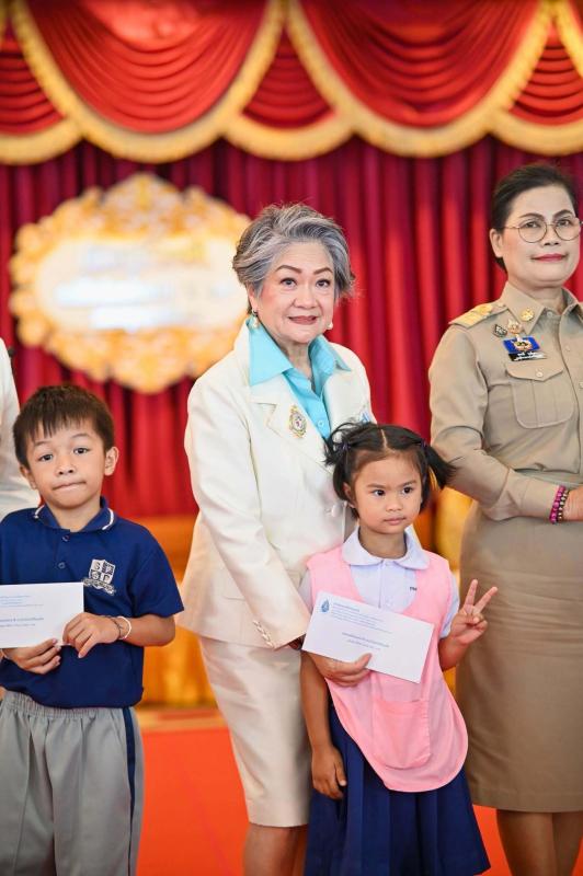 สภาสมาคมแม่ดีเด่นแห่งชาติฯ มอบทุนการศึกษาแก่นักเรียน
